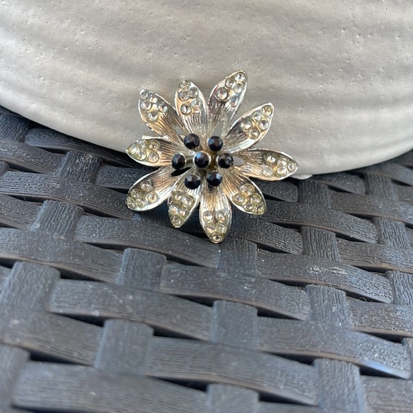 Vintage Flower Broach - Picture 3 of 10